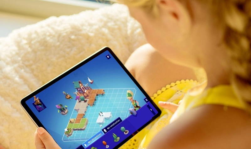 enfant qui joue au jeu vidéo éducatif Archipel sur tablette